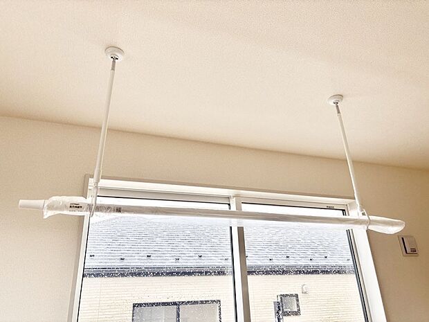 室内物干しポール。梅雨や花粉の時期に大活躍します。  