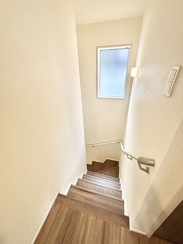 安全性を考慮し階段には手すりを設置しています