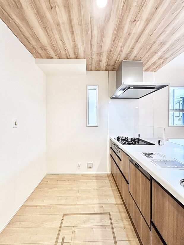 ポップアップ天井が素敵なキッチン！窓があるので採光もとれ換気にも役立ちます。