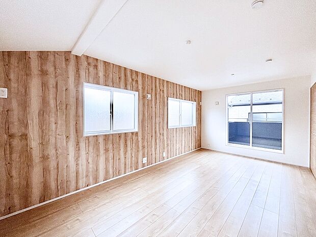 明るいバルコニーサイドに洋室を設置。アクセントクロスが上質な空間を演出！