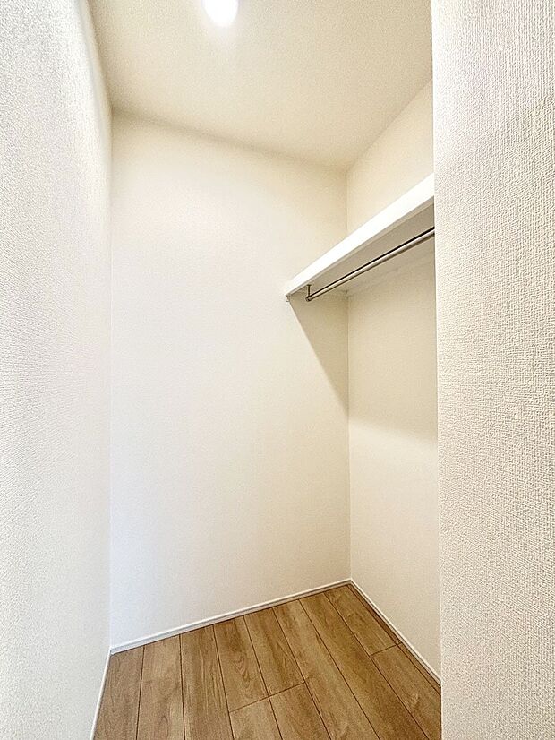 廊下には収納力あるウォークインクローゼット