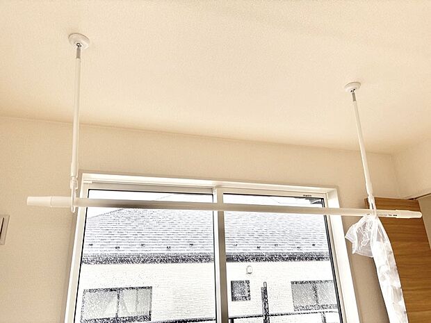 室内物干しポール。梅雨や花粉の時期に大活躍します。