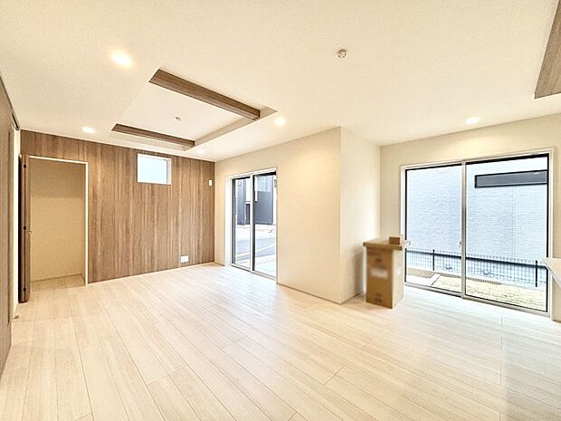 明るい陽光が注ぎ、寛ぎの雰囲気に満たされるダイニング。