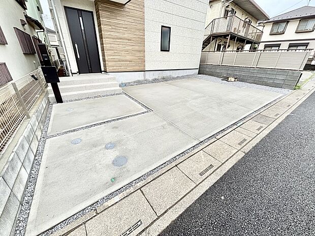 2台(車種による)駐車可!ご家族みんなの自転車も置ける広々カースペース。