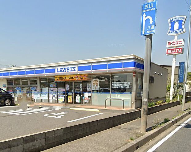 コンビニ 800m ローソン三郷彦沢店