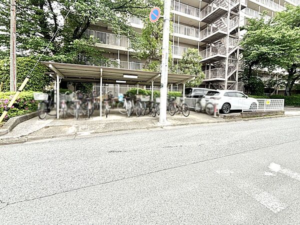 駐輪場は屋根付き