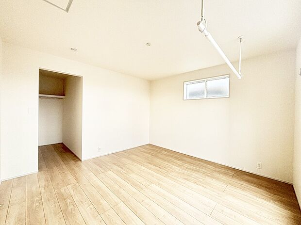 ウォークインクローゼットがあるお部屋!季節ごとの入れ替えも不要で便利です。