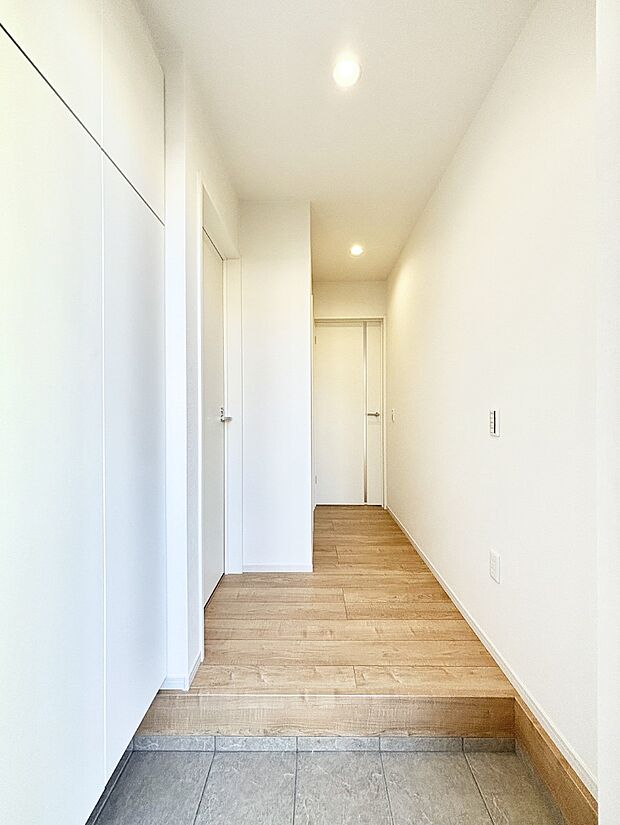 明るい玄関はお客様をお出迎えするのにぴったりです！ 