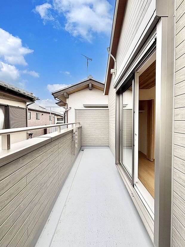 ゆったりバルコニーだから沢山お洗濯ものを干せます。