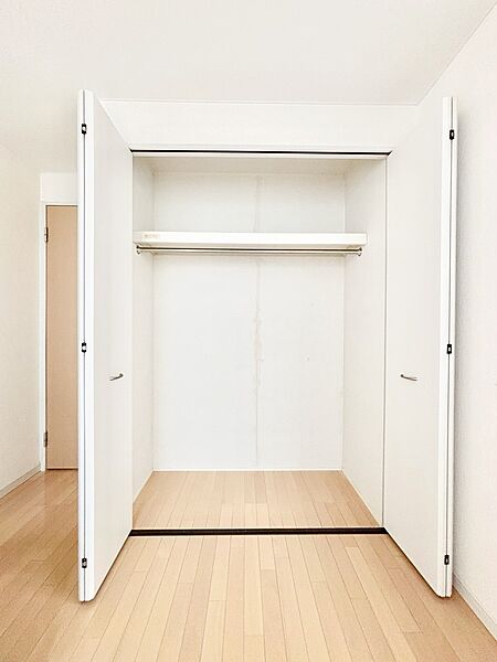 洋室のクローゼット。奥行きがあるので厚手の衣類もすっきり収まります。　