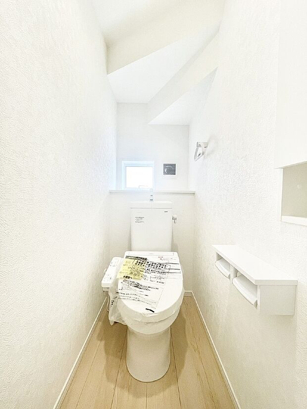 明るく清潔感のあるトイレです。