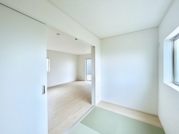 リビングと隣り合っている和室。ほっと一息できる和の空間も忘れずに。 