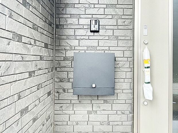 シンプルデザインのポスト。