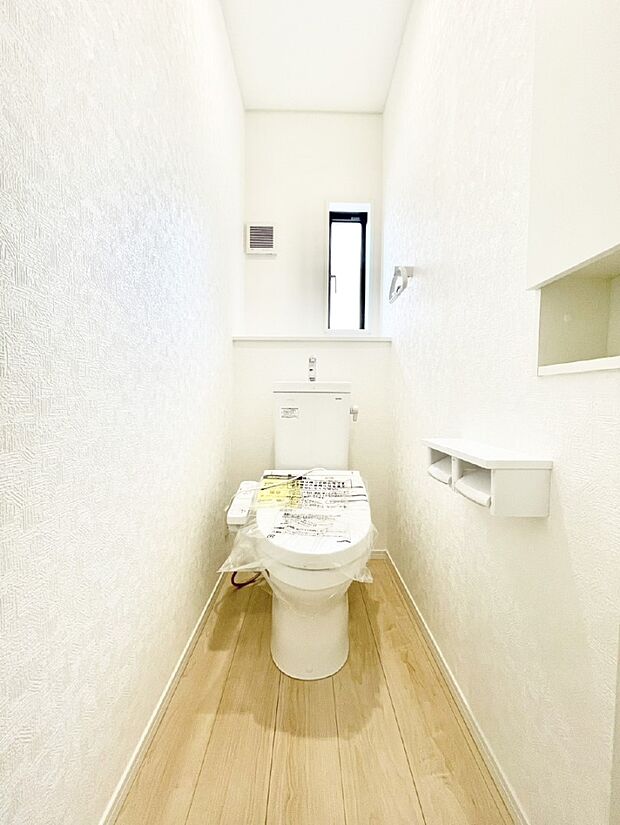 明るく清潔感のあるトイレです。