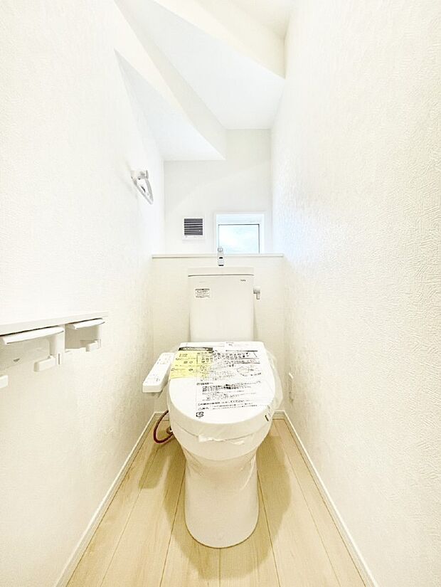 明るく清潔感のあるトイレです。
