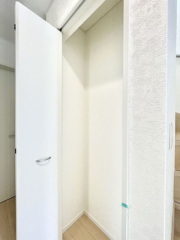廊下収納。掃除道具や季節の小物を収納することができます。