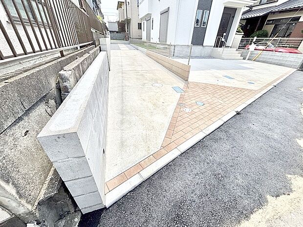 駐車2台可能!急なお客様の駐車に。また、ご家族の自転車スペースとしても大活躍。