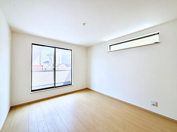 バルコニーから入り込む陽光がお部屋全体を優しく包み込みます!