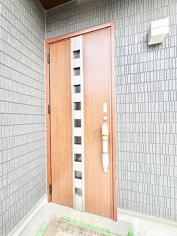 大切な家族、来客を出迎える玄関。