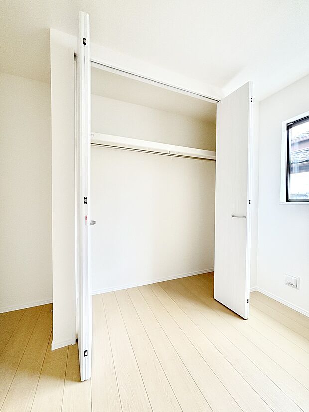 洋室のクローゼット。奥行きがあるので厚手の衣類もすっきり収まります。
