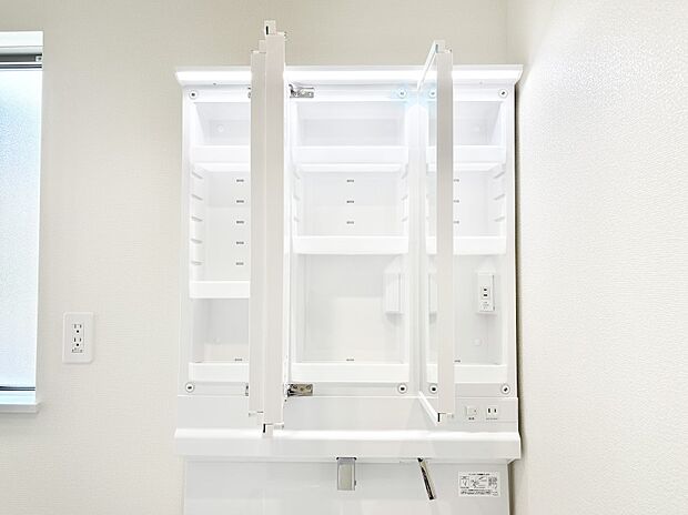 三面鏡の裏に、化粧品や衛生用品などを収納可能。洗面台をすっきりと保ちます!