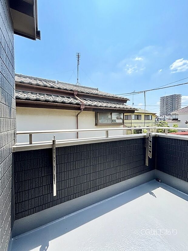 ゆったりバルコニーだから沢山お洗濯ものを干せます。