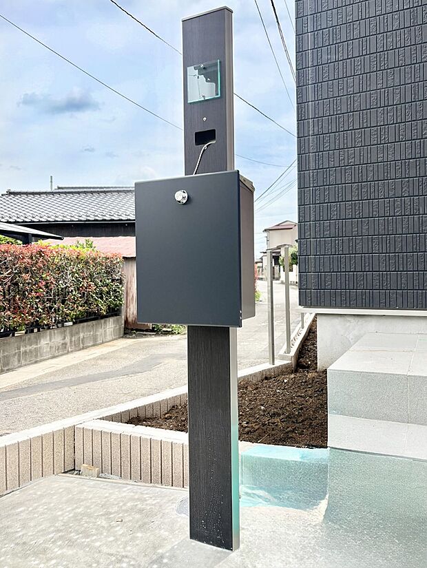 シンプルデザインのポスト。