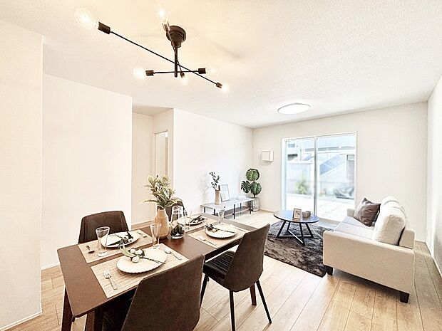 明るい陽光が注ぎ、寛ぎの雰囲気に満たされるリビング・ダイニング