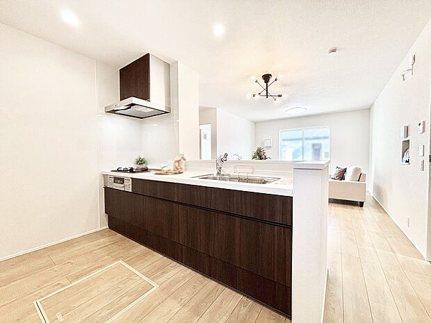 カウンター越しに楽しいおしゃべり。いつものお料理がもっと美味しくなりそうですね。