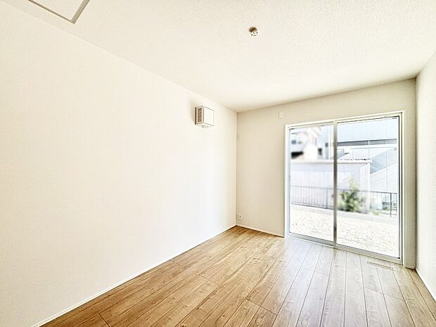 使いやすい形でベットや家具の置き方にも困ることもありません。