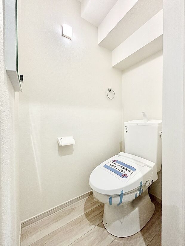 明るく清潔感のあるトイレです。 　