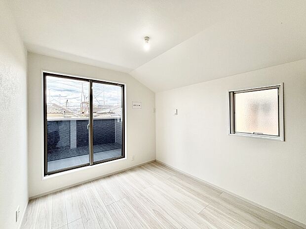 バルコニーが開放感をプラスしてくれる洋室