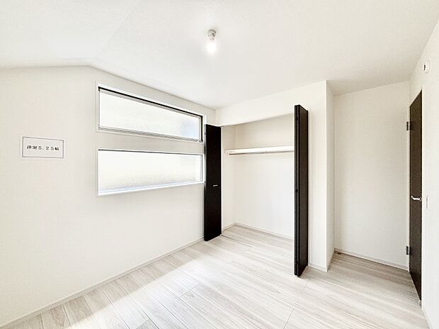 やさしい光がさしこむ居室はしっかり収納付き　