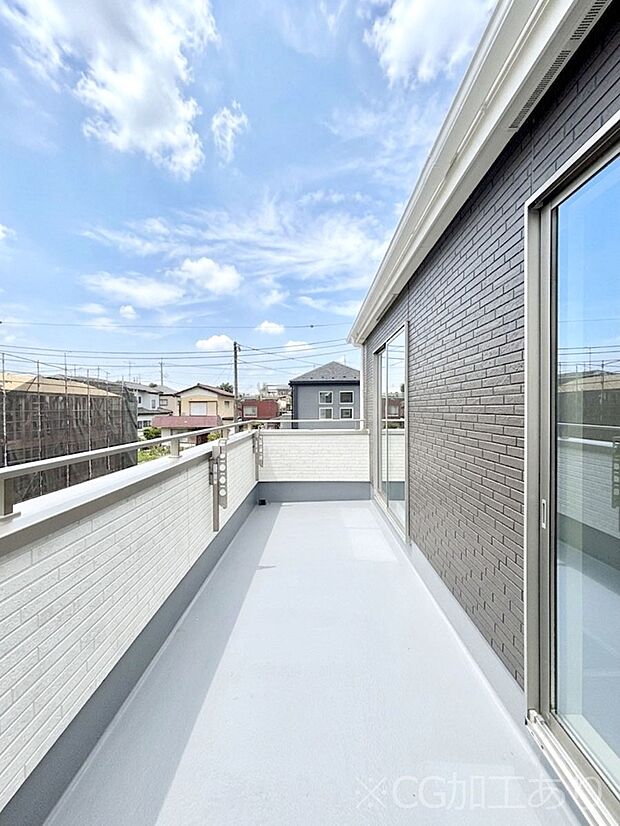 南向きのバルコニー！ご家族の洗濯物はもちろん、お布団もたっぷり干せます！
