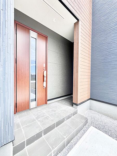 玄関前は雨が降っても濡れにくい屋根付き