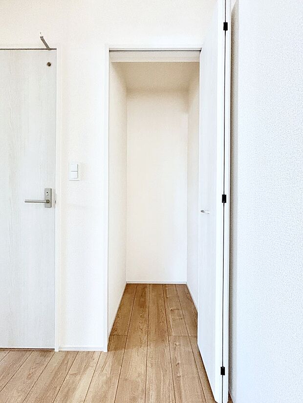 廊下収納。掃除道具や季節の小物を収納することができます。