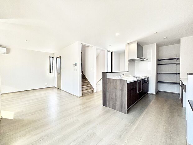 ご家族の賑やかな話し声で包まれる明るいリビング