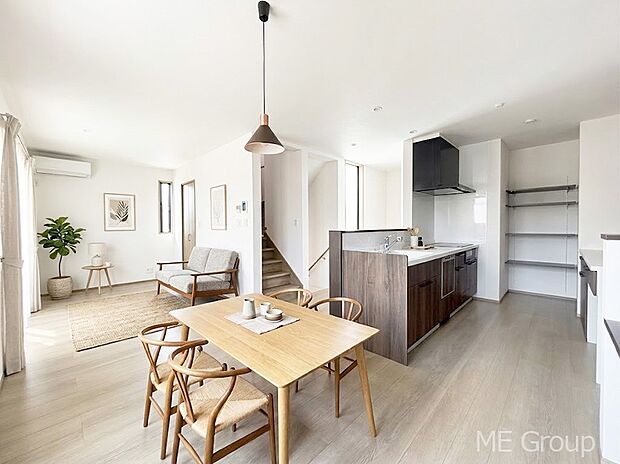 家族の和やかな会話が聞こえてきそう。開放感のあるリビングです。※家具はCGです