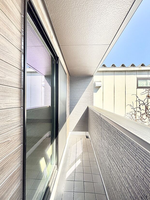 ゆったりバルコニーだから沢山お洗濯ものを干せます。