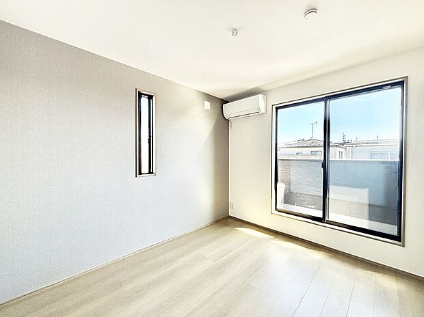 バルコニーが開放感をプラスしてくれる洋室