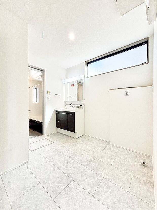 身支度もスムーズにおこなえる脱衣場。