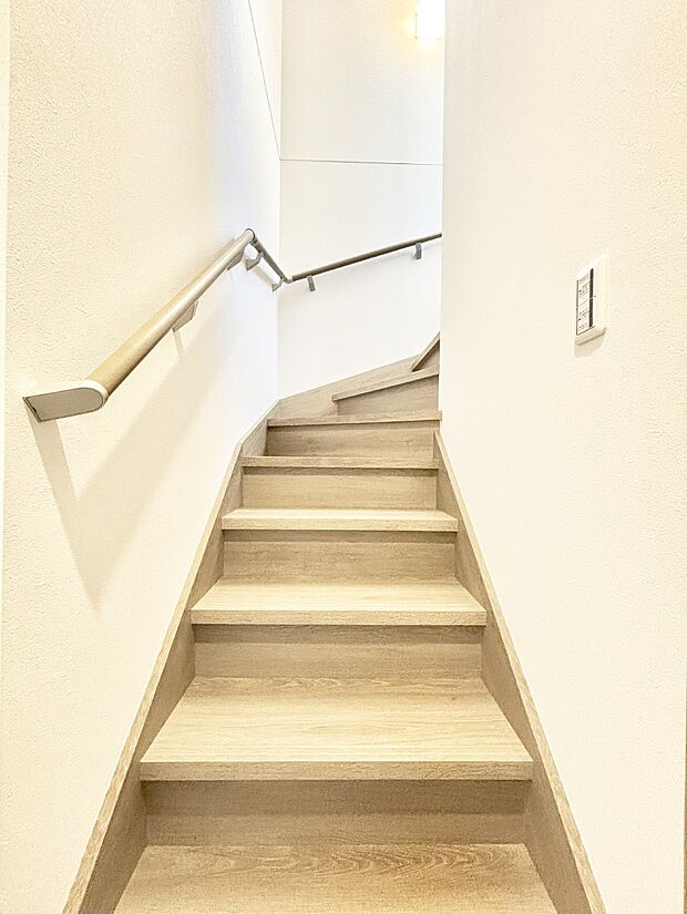 安全性を考慮し階段には手すりを設置しています