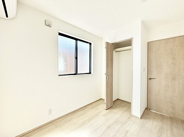 使いやすい形でベットや家具の置き方にも困ることもありません。