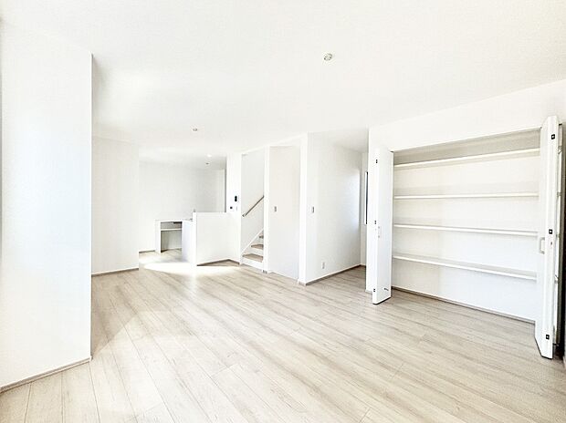 明るい陽光が注ぎ、寛ぎの雰囲気に満たされるダイニング。