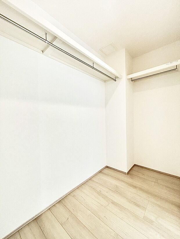 ウォークインクローゼット付きで生活空間を広く利用できます。