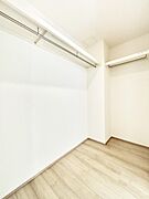 ウォークインクローゼット付きで生活空間を広く利用できます。