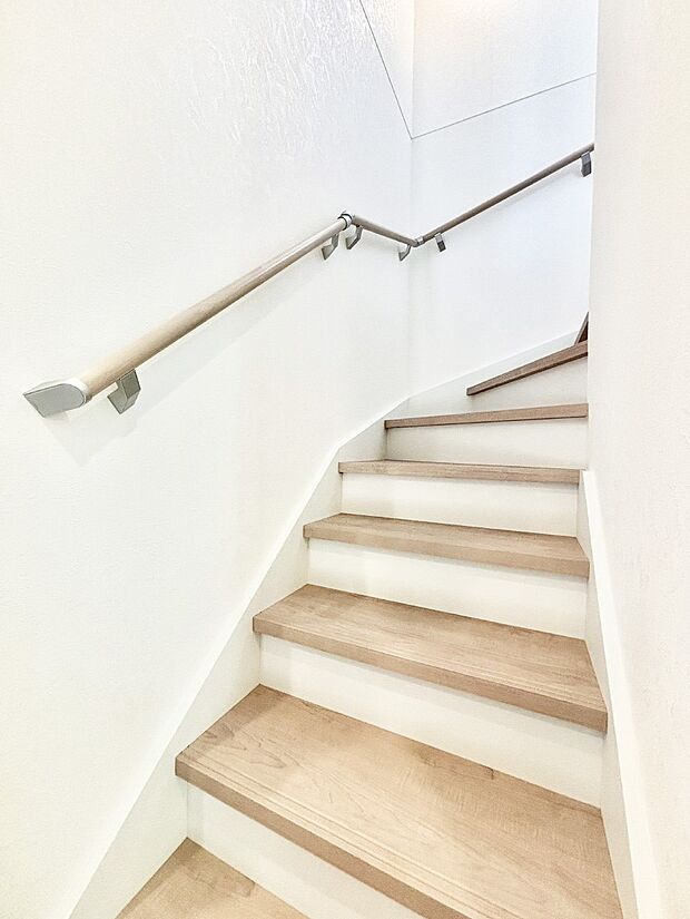 安全性を考慮し階段には手すりを設置しています