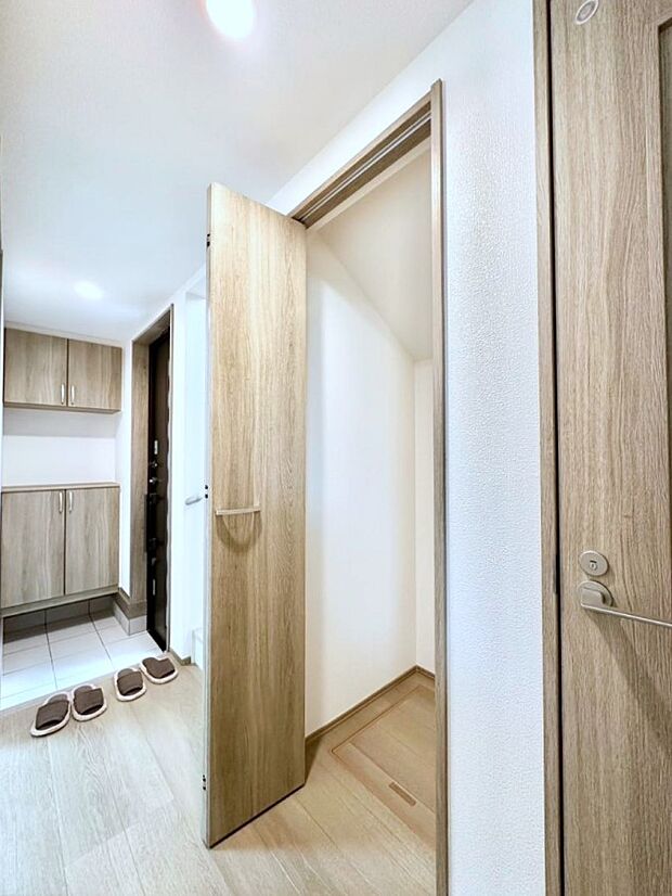 玄関ホール収納です。掃除道具やお出かけ用グッズの収納に便利です。