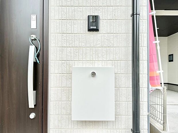 シンプルデザインのポスト。