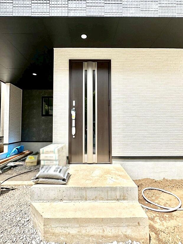 大切な家族、来客を出迎える玄関。